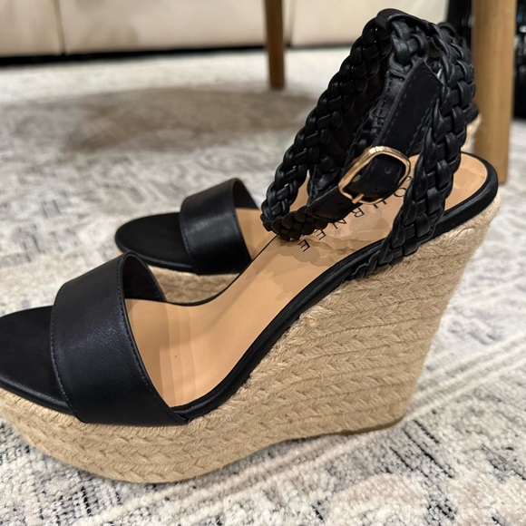 Journee Collection Black and Tan Wedge Sandals - Picture 4 of 6